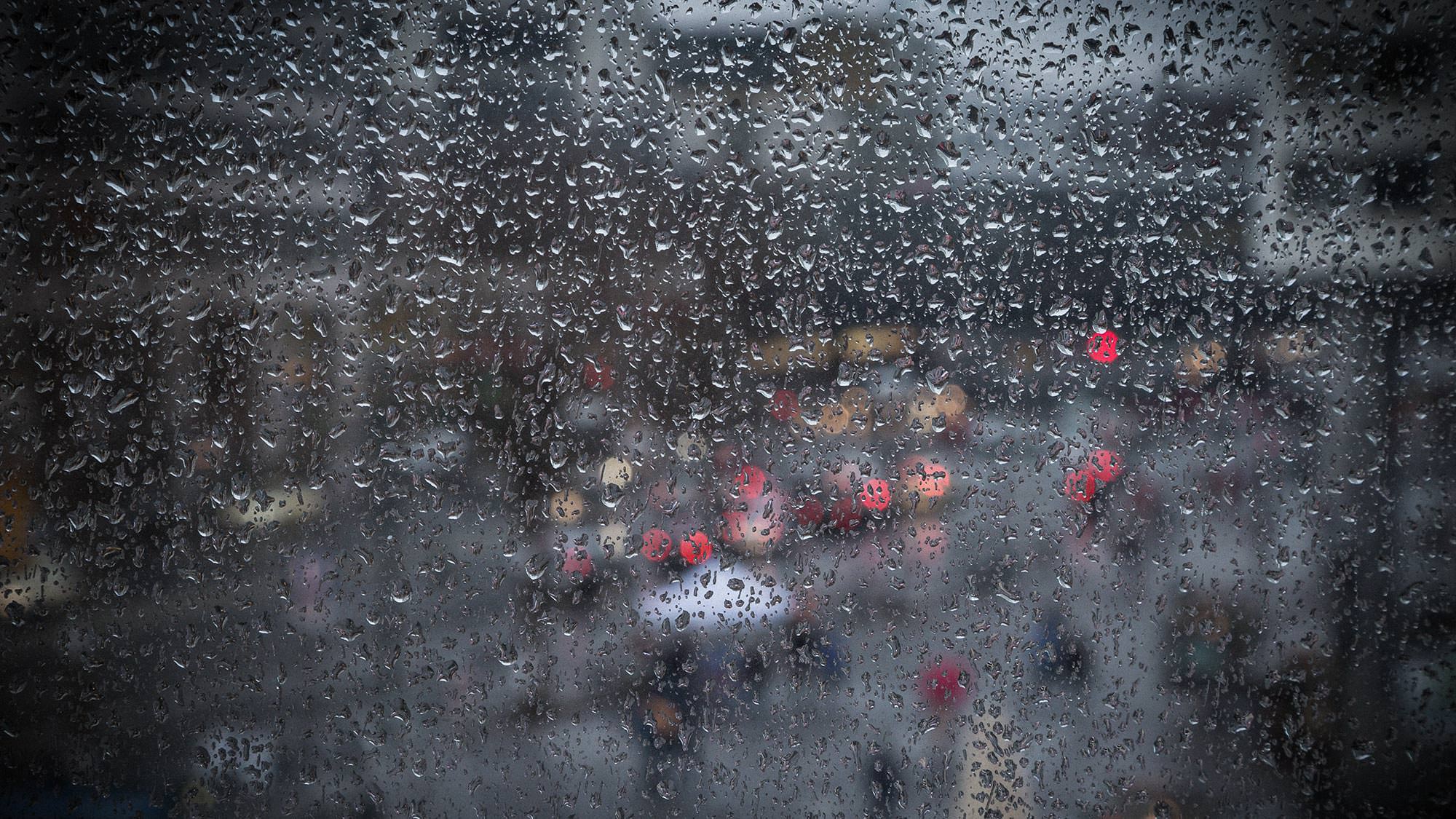 Blick durch ein regenverhangenes Fenster