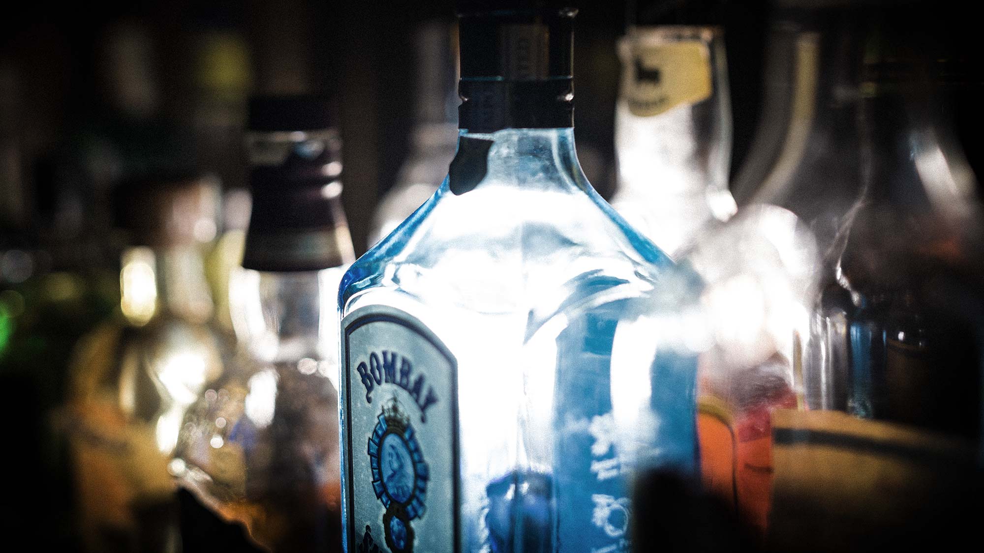 Gin-Flaschen auf einer Bar