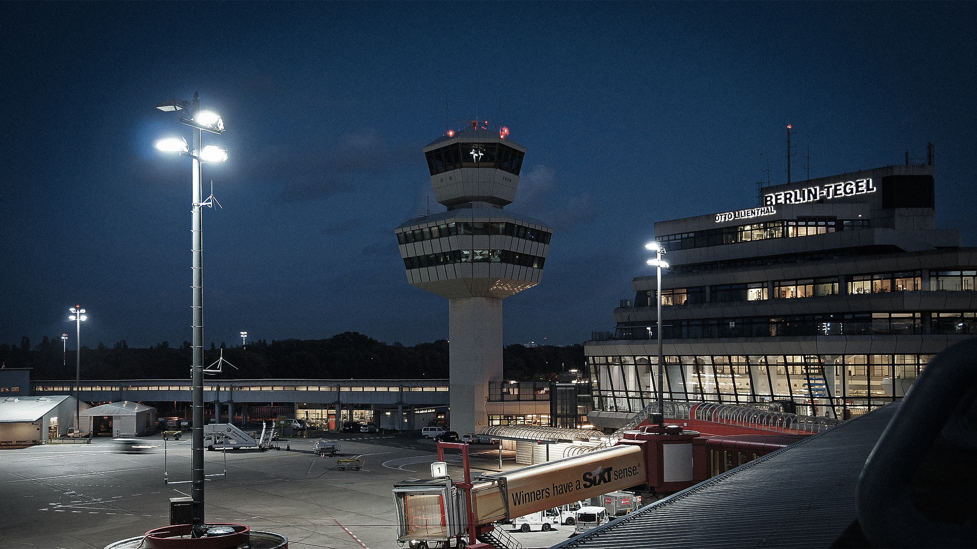 Flughafen Berlin Tegel bei Nacht